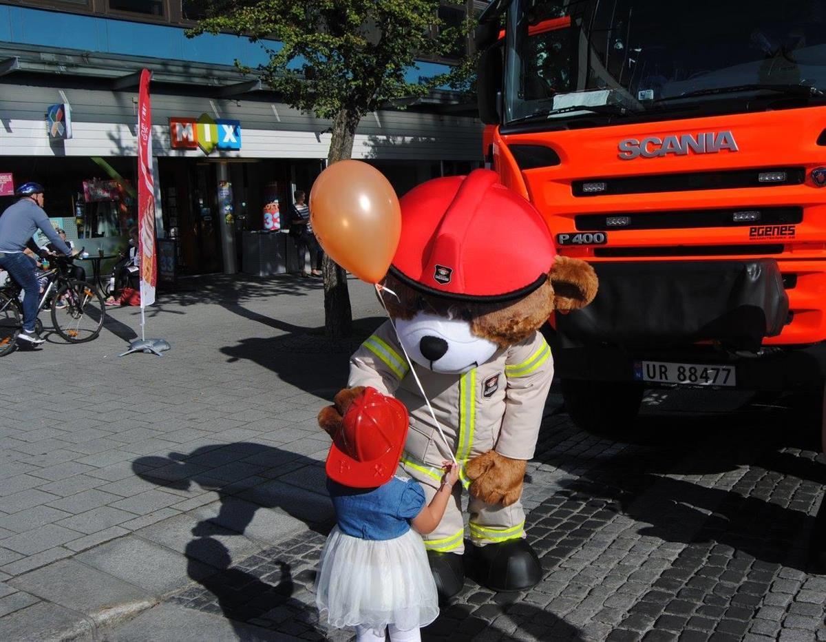 Bjørnis leverer ballong til barn - Klikk for stort bilde